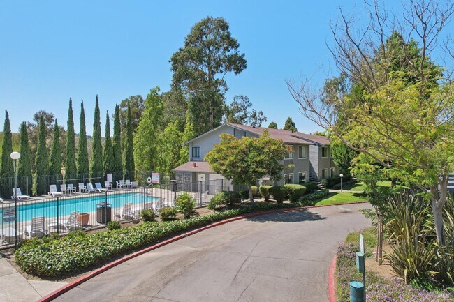 Building Photo - 900 Cambridge Dr