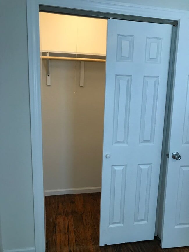 Building Photo - 2 bedroom/1 bathroom single family home!