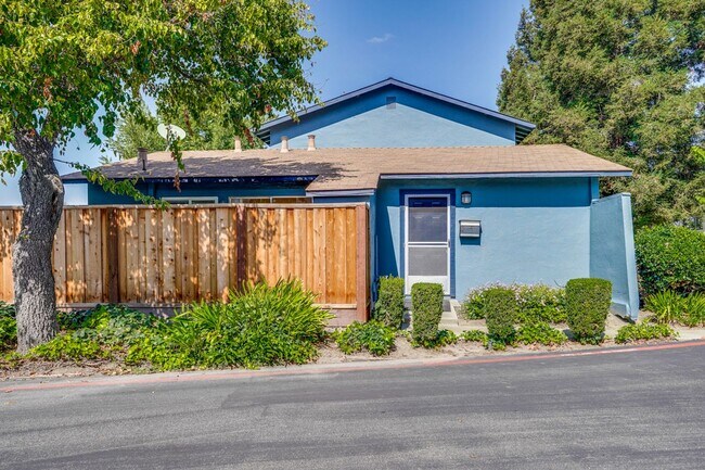 Building Photo - Remodeled 2 Bed 1 Bath Condo!