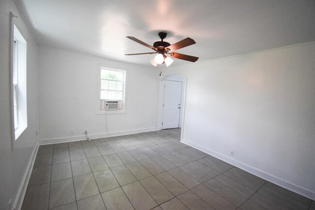 Building Photo - 2716 Sunrise St