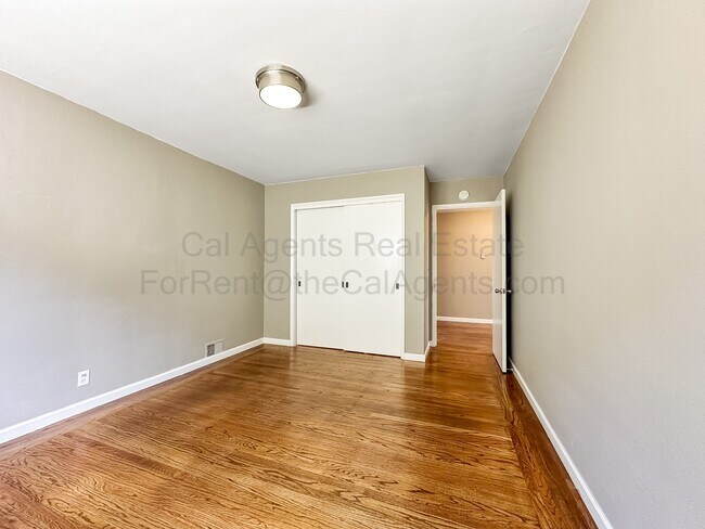 Building Photo - 7019 Outlook Ave