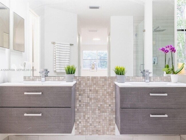 Building Photo - 801 Tanglewood Cir