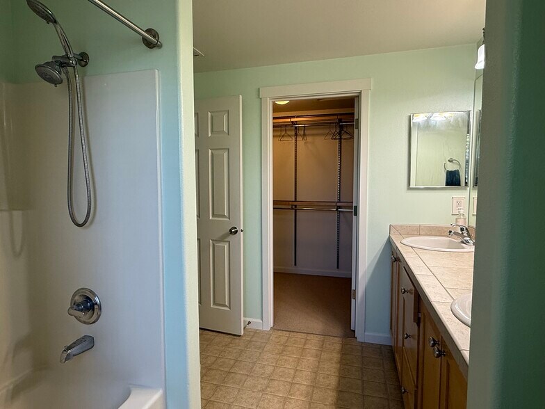 Building Photo - 10743 SW Canterbury Ln