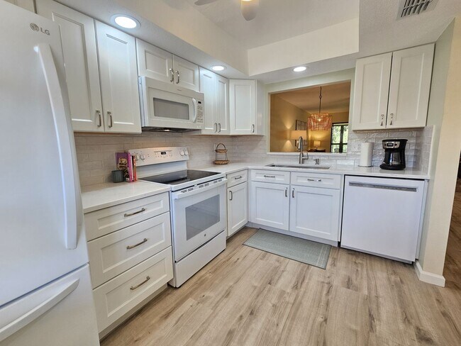 Building Photo - Seasonal Short-Term 2 Bedroom 2 Bathroom 2nd Floor Condo in Estancias of Capri Isles!