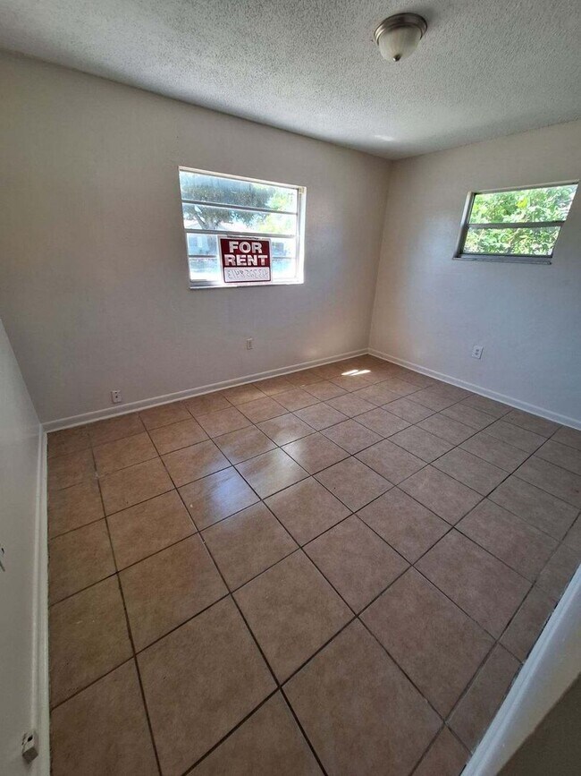 Building Photo - NICE Bradenton 4BR/2BA Home in Quiet Residential Neighborhood