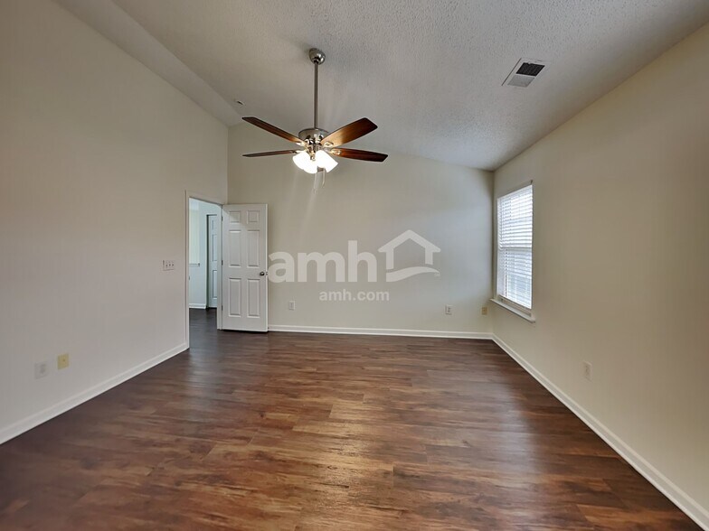 Building Photo - 8849 Laurel Run Dr