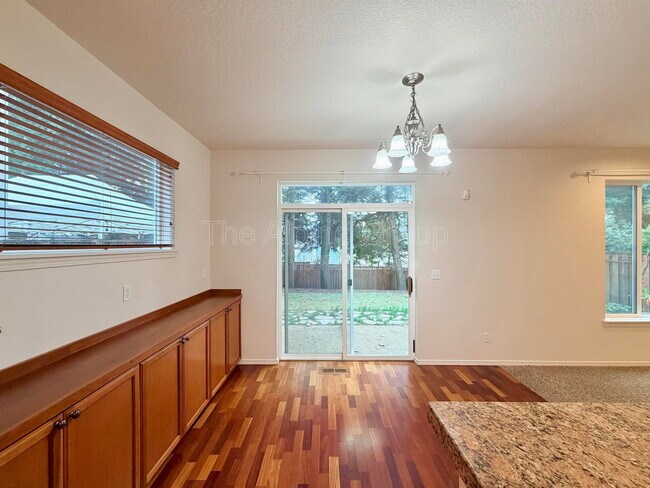 Building Photo - 958 SE Roundelay St