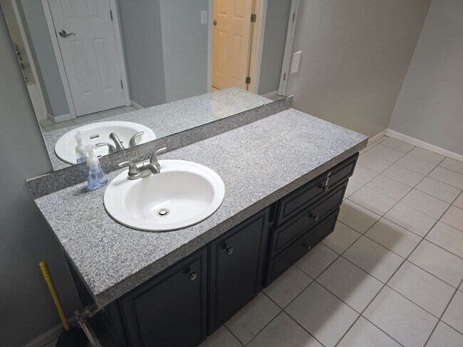 Building Photo - 3 Bed 2bath house off of Hard Scrabble Rd ...