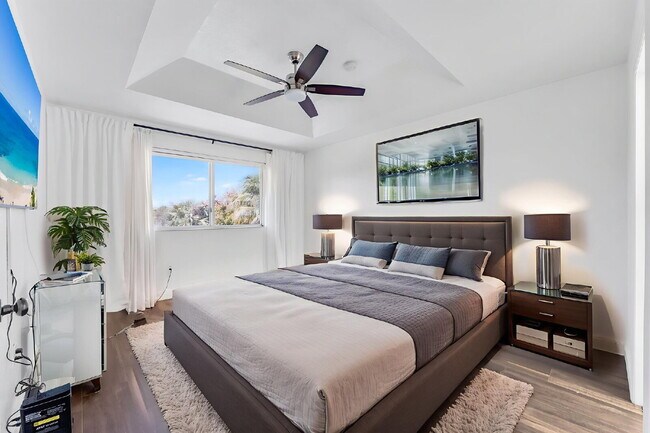 Building Photo - Stunning lakefront townhouse in gated Homestead community.