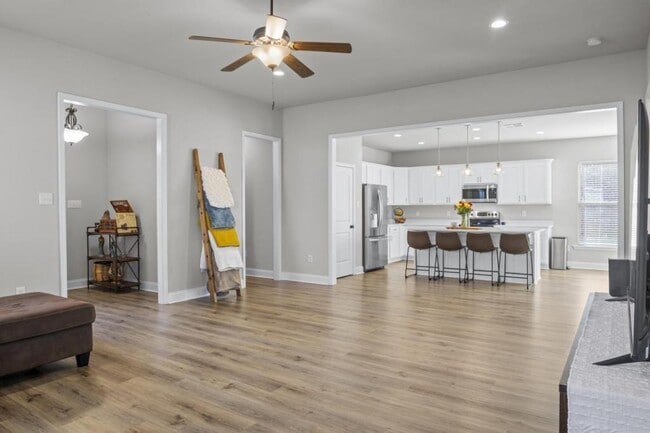 Building Photo - 1049 Stella Rd