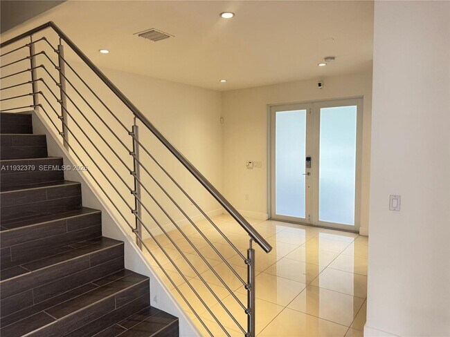 Building Photo - 10550 NW 65th Ln