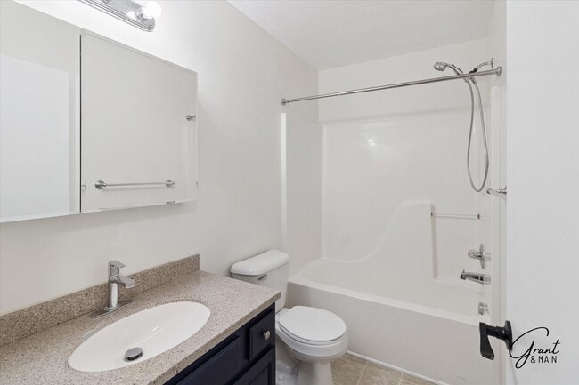 Building Photo - 2 bedroom ranch style condo $1650