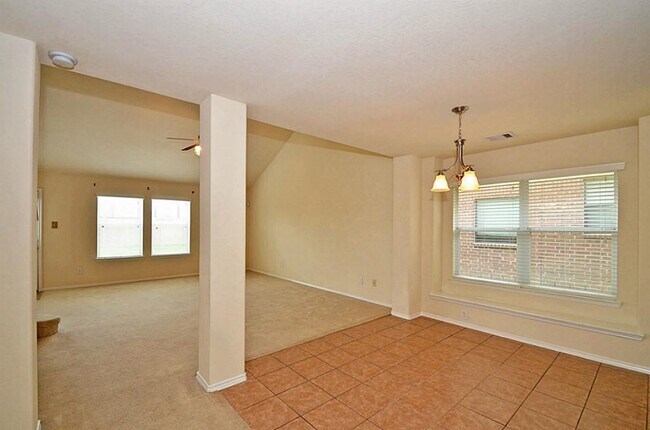 Building Photo - 5327 Stonegate Dr