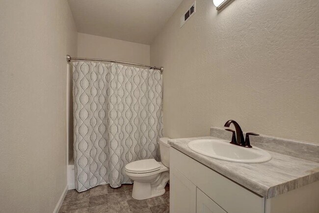 Building Photo - 830 W 12th St