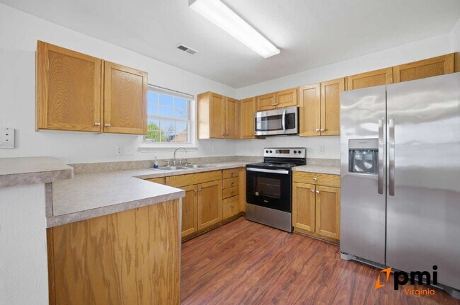 Building Photo - 3 BEDROOM 2.5 BATH WITH FENCED IN YARD AND DETACHED GARAGE FOR RENT IN NORFOLK!