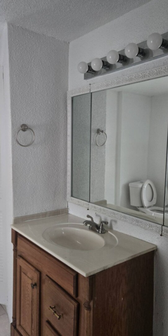 Building Photo - Charming 4-Bedroom Property in Prime Location