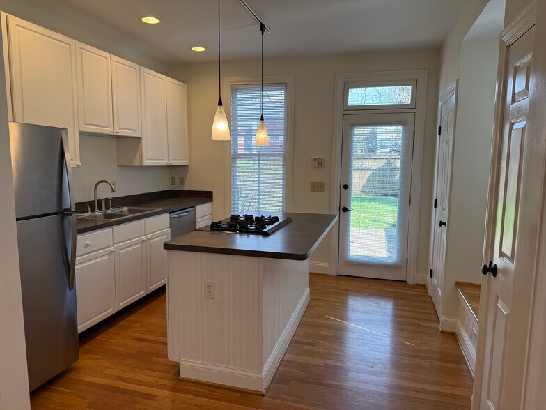 Building Photo - 844 Hamlet St