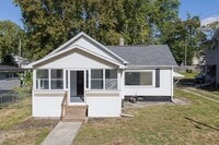 Building Photo - Renovated 2 Bedroom Home!