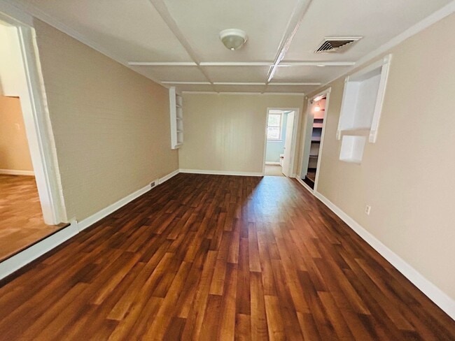 Building Photo - Fabulous 3 bedroom 2 bathroom Ranch home in Lawndale Homes area in NW Greensboro. Huge yard.