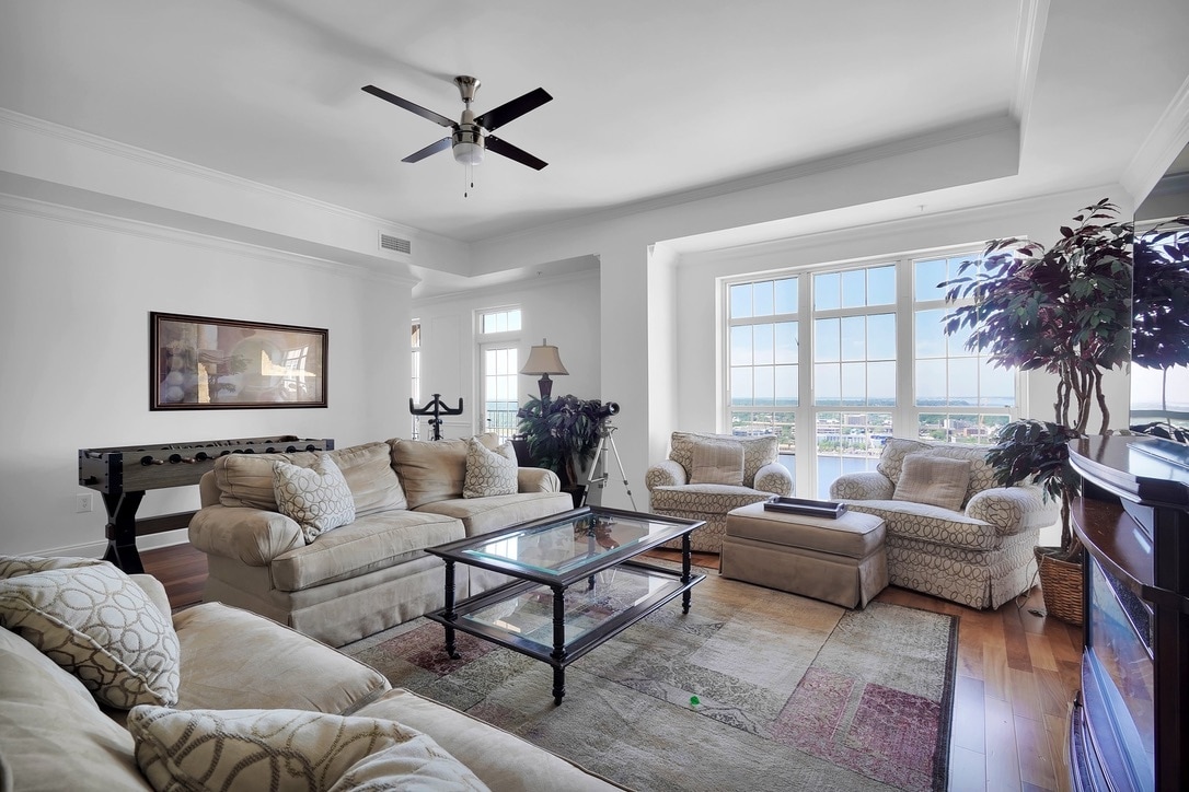 Building Photo - 400 E Bay St