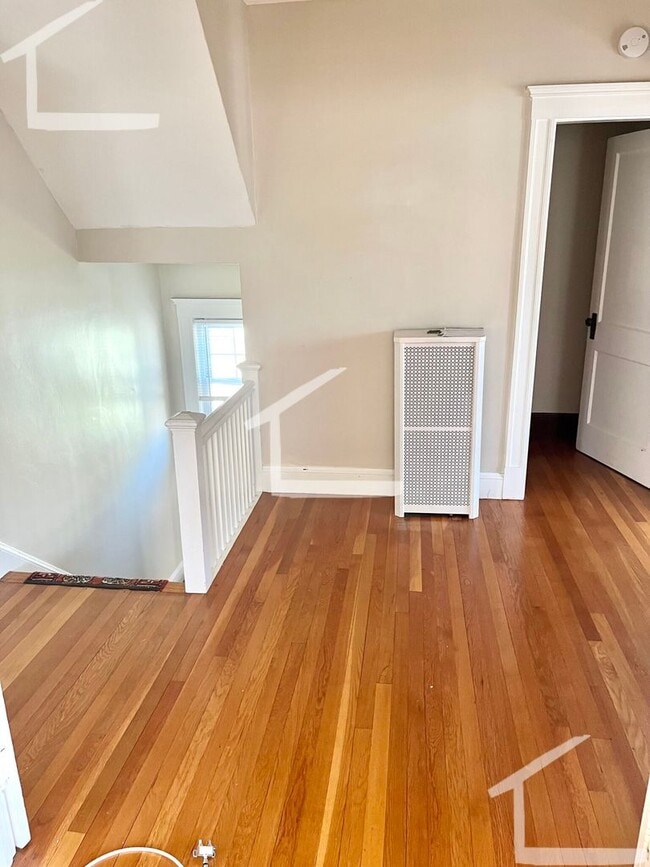 Building Photo - HUGE 3 bed duplex in the heart of Oak Square!