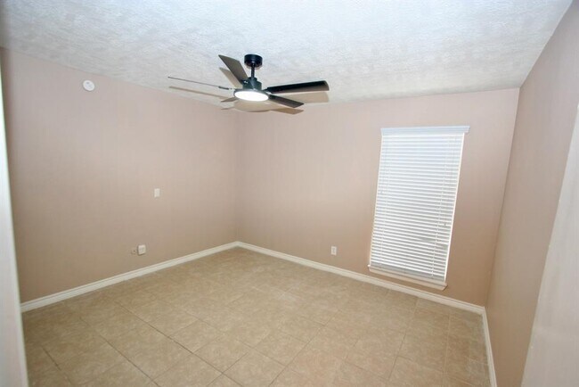 Building Photo - 17331 Red Oak Dr