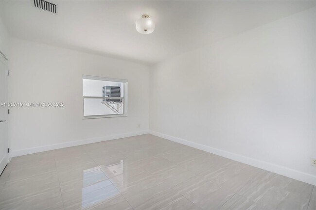 Building Photo - 590 SW 23rd Ave