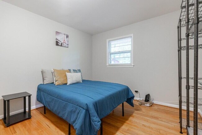Building Photo - THE KNOLLVIEW | Spacious updated home just a 5-minute walk to bus 186, offering convenient and co...
