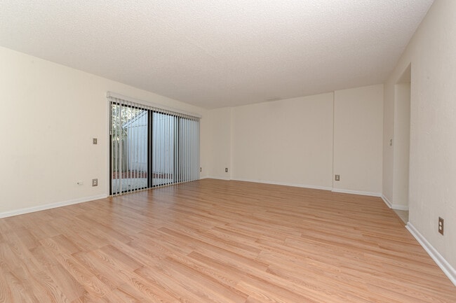 Building Photo - 5 Oakwood Park