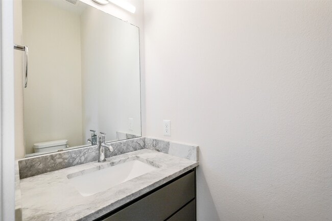 Building Photo - 1523 Hickory St