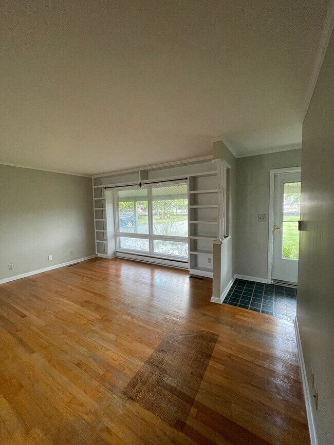 Building Photo - Three Bedroom Single Family Home in the Co...