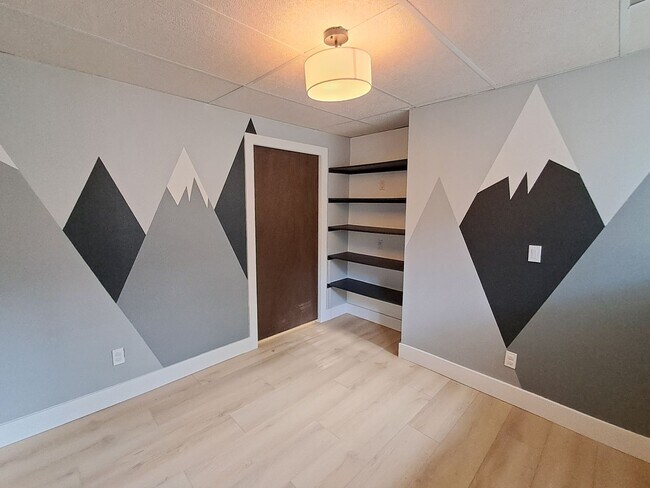 Building Photo - $3,200 -5 Bed / 3 Bath- Home with Fully Fe...