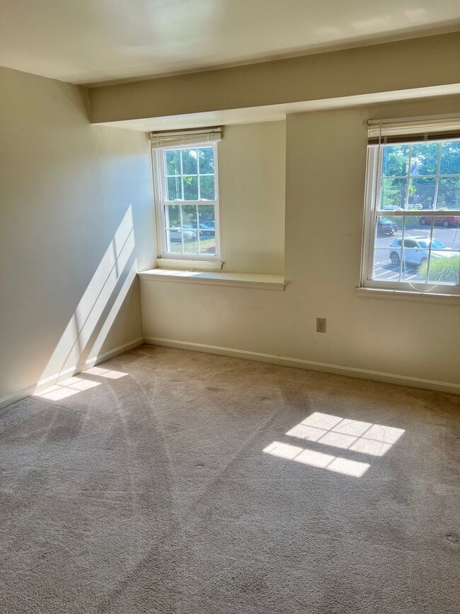 Building Photo - Great ‘Seven Oaks’ 3 Bedroom Condo