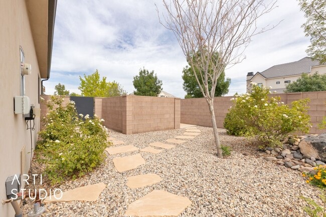 Building Photo - Gorgeous 5 bed 4 bath furnished home in Li...