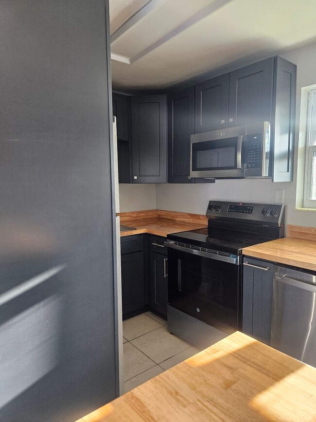 Building Photo - 3 bedroom 2 bath home