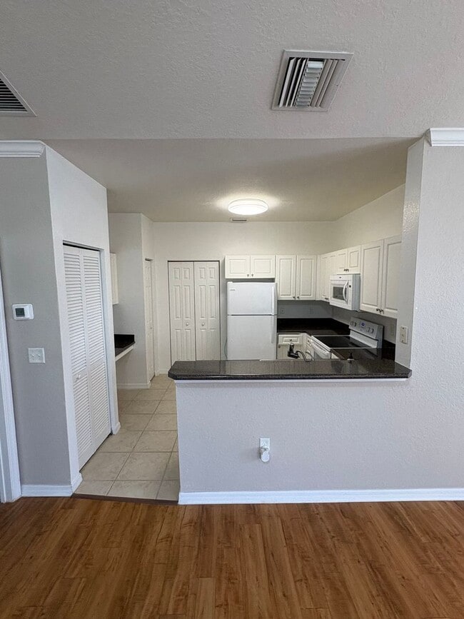Building Photo - Bright & Beautiful 2/2 Condo in The Estate...