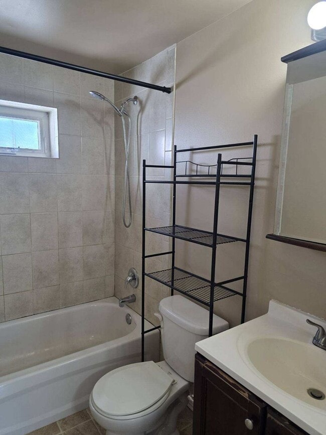 Building Photo - Wilmington Rowhome - Hedgeville Area