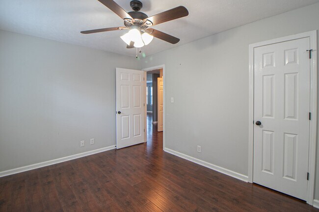 Building Photo - 570 Somerset Ln