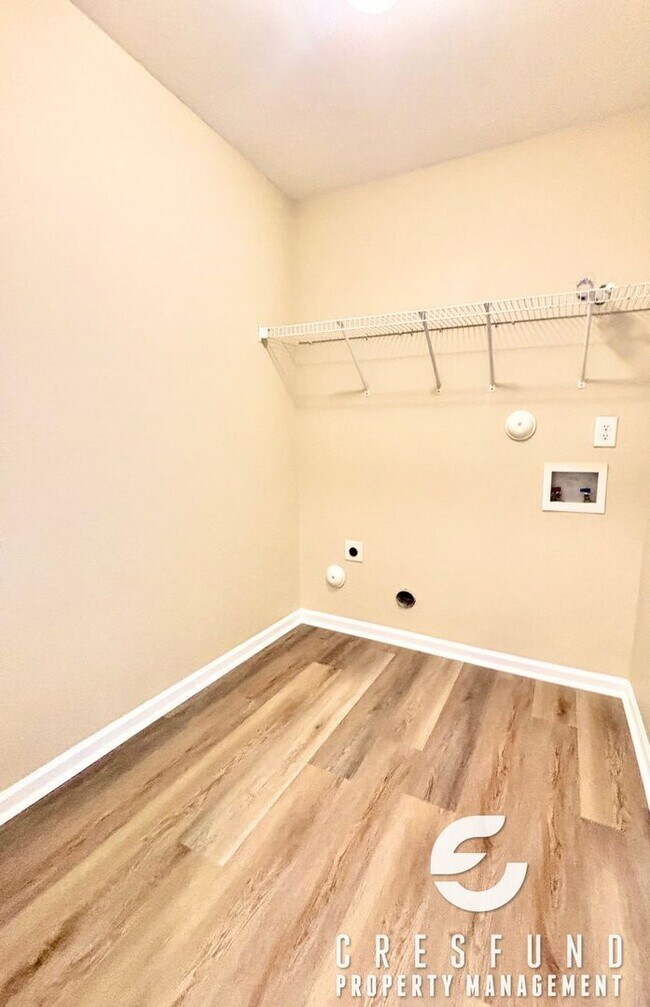 Building Photo - NEW PAINT AND LVP FLOORING! BEAUTIFUL 3 BE...