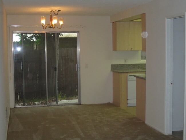 Building Photo - 2220 Huntington Ln