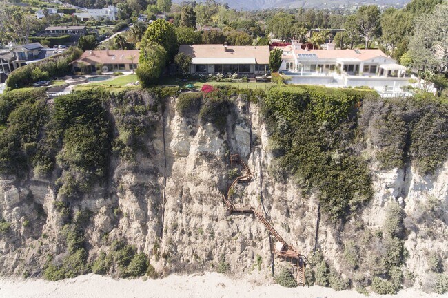 Building Photo - 29008 Cliffside Dr