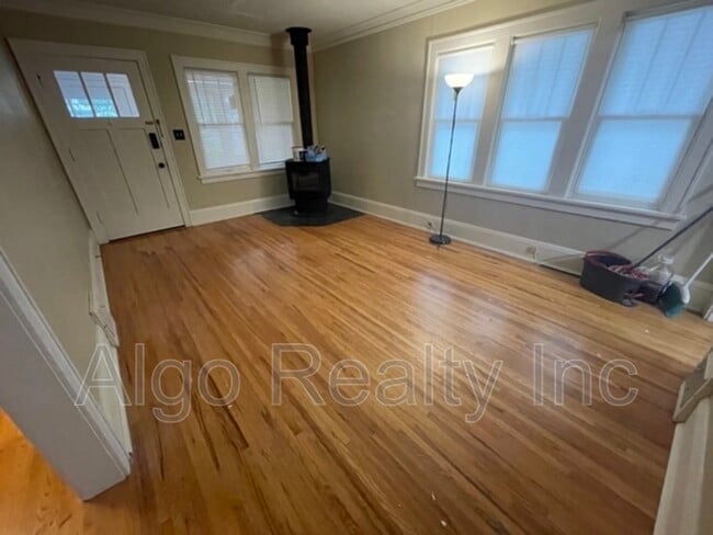 Building Photo - 1475 Albert St N