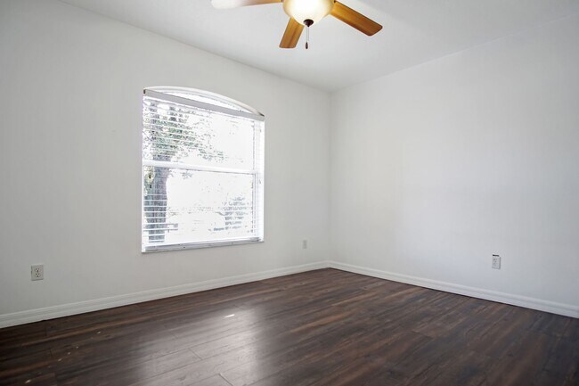 Building Photo - 10500 Lake Hasson Cir