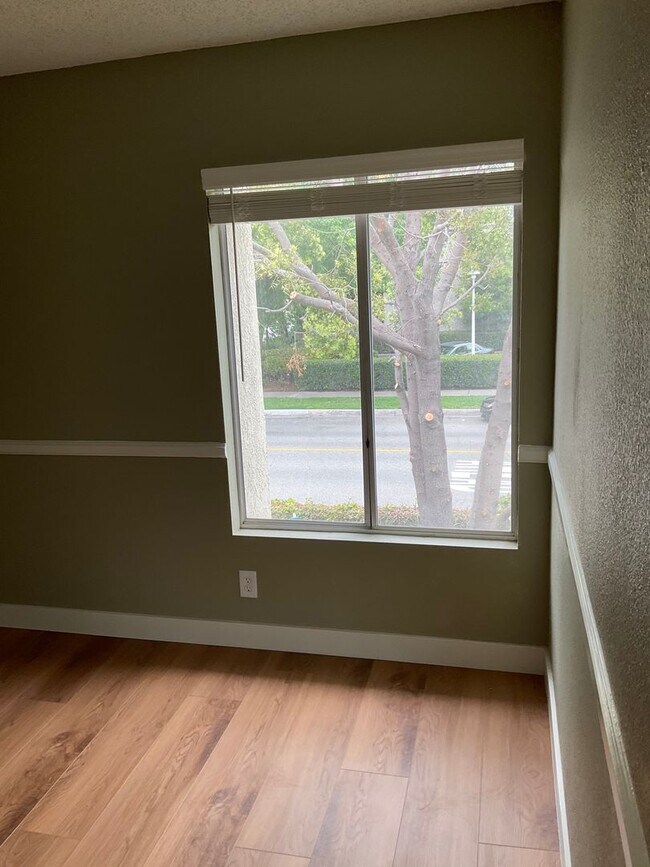 Building Photo - FOR LEASE 3 BEDROOM 2.5 BATH 2 Story Condo...