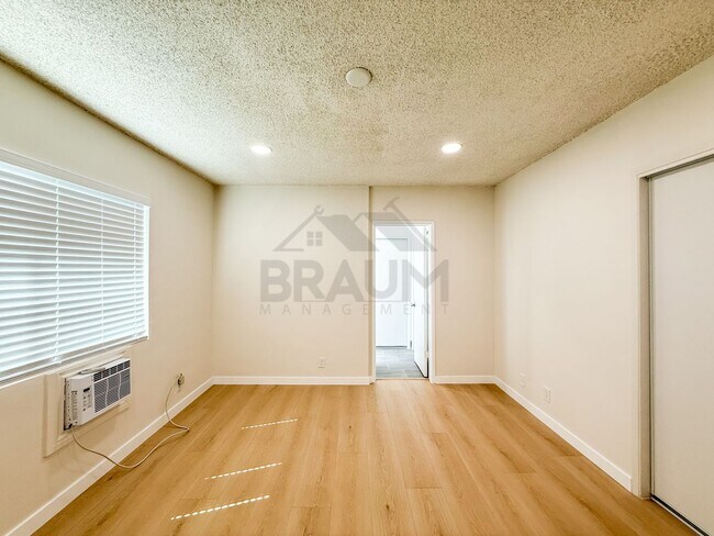 Building Photo - 13115 Oxnard St