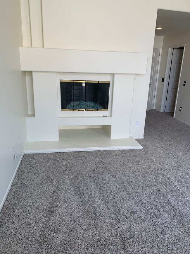 Building Photo - $500 off second month's rent Remodeled 3 b...
