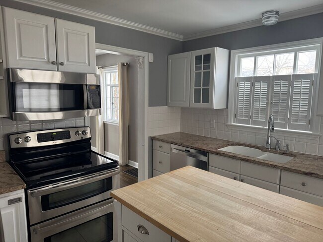 Building Photo - 3 Bedroom 1.5 Bath Single Family Home - Upper Arlington Schools