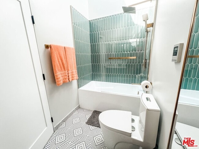 Building Photo - 3836 1/2 Seneca Avenue Unit