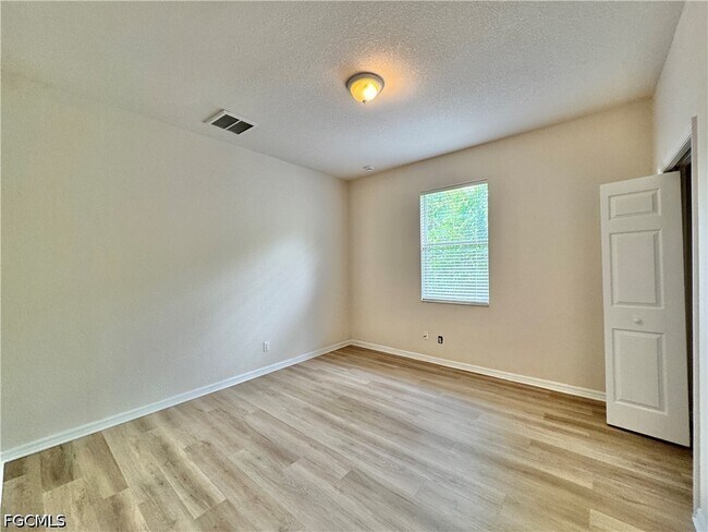 Building Photo - 530 Kilgour Ave S