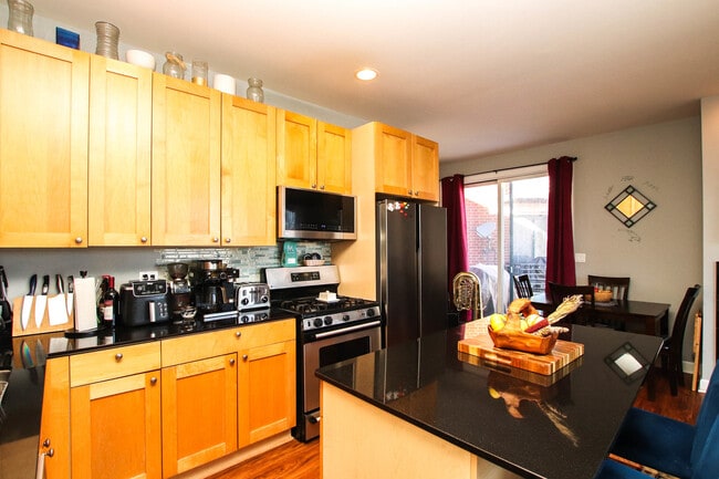 Building Photo - 838 N Racine Ave